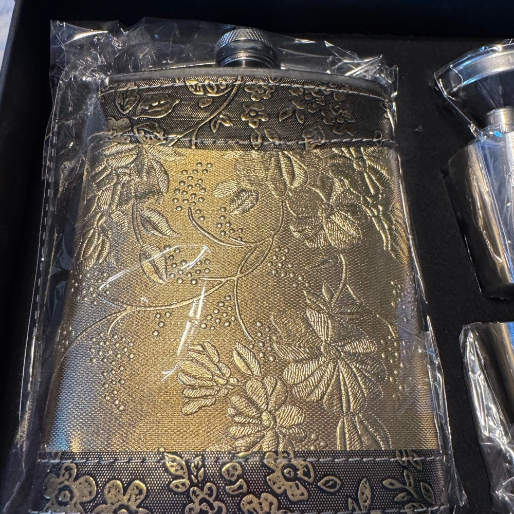 Hip Flask w/Two Shot Glasses & Funnel-Stainless Steel 8 Oz (230ml)-NIB Gift Set - Picture 2 of 12